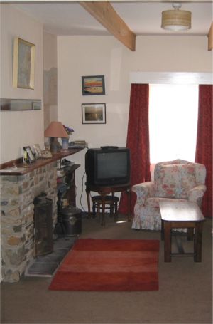 Bwthyn Strathmore Cottage in Lower Solva sleeps 2 plus cot